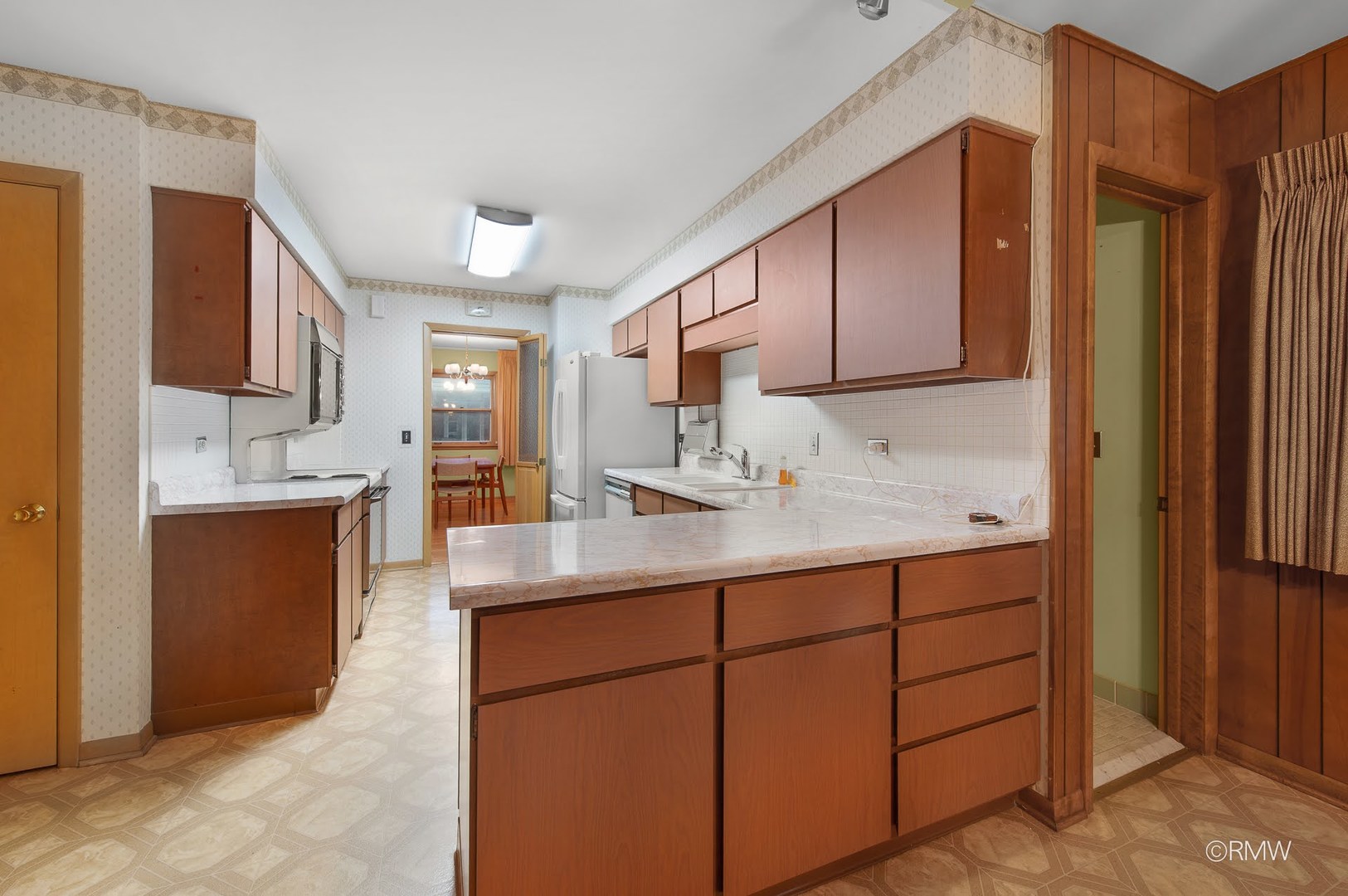 910 S Robert Drive, Mount Prospect, IL 60056