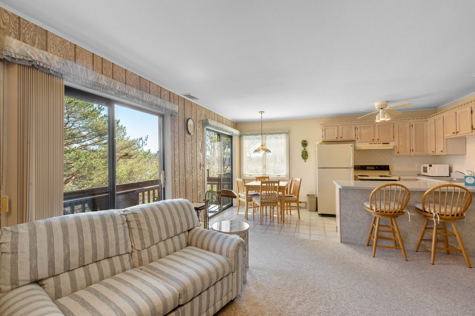 49 Oak Hill Colony #12, Fox Lake, IL 60020