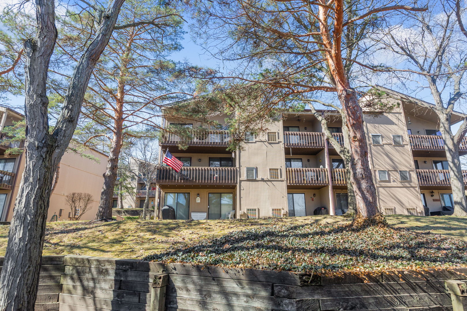 49 Oak Hill Colony #12, Fox Lake, IL 60020