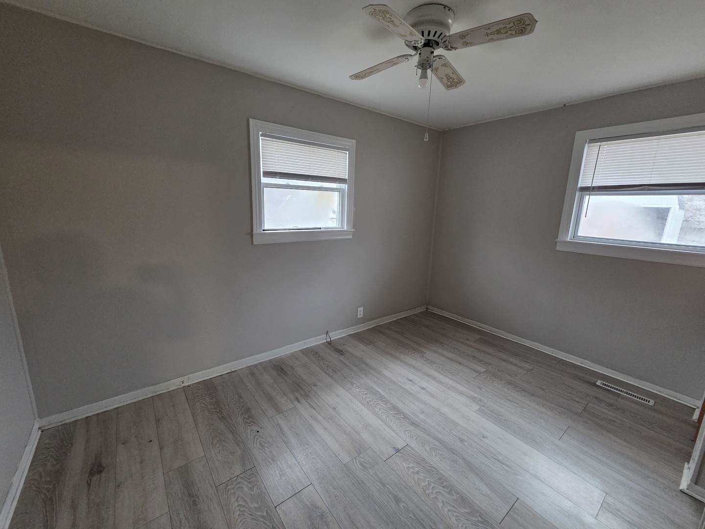 28 Hickory Drive, Carpentersville, IL 60110