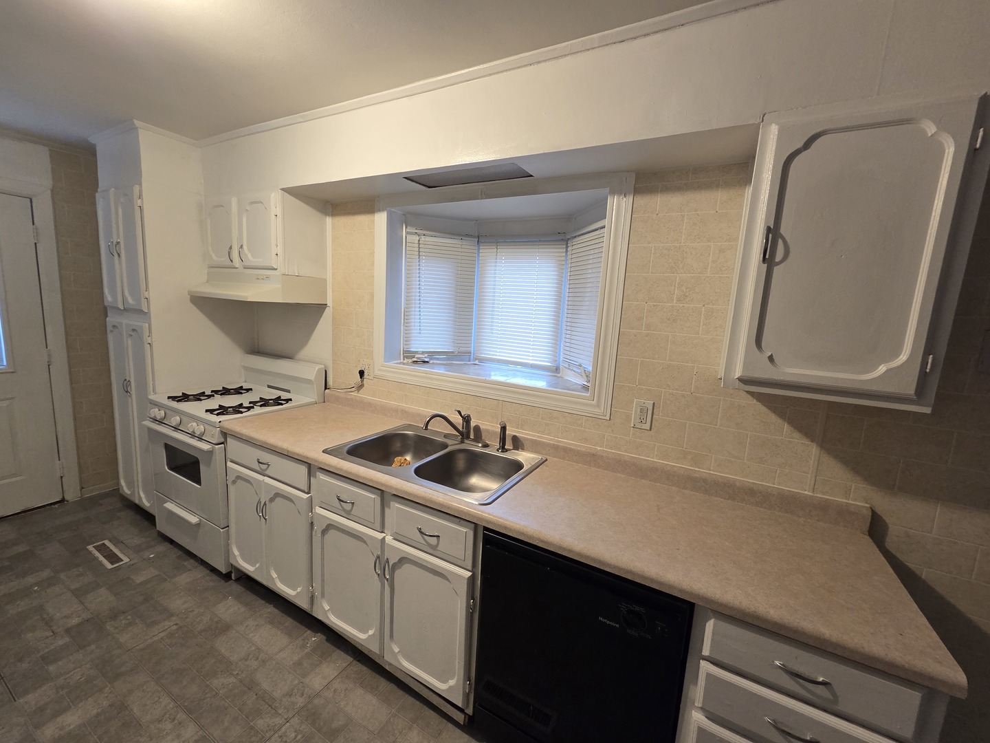 28 Hickory Drive, Carpentersville, IL 60110