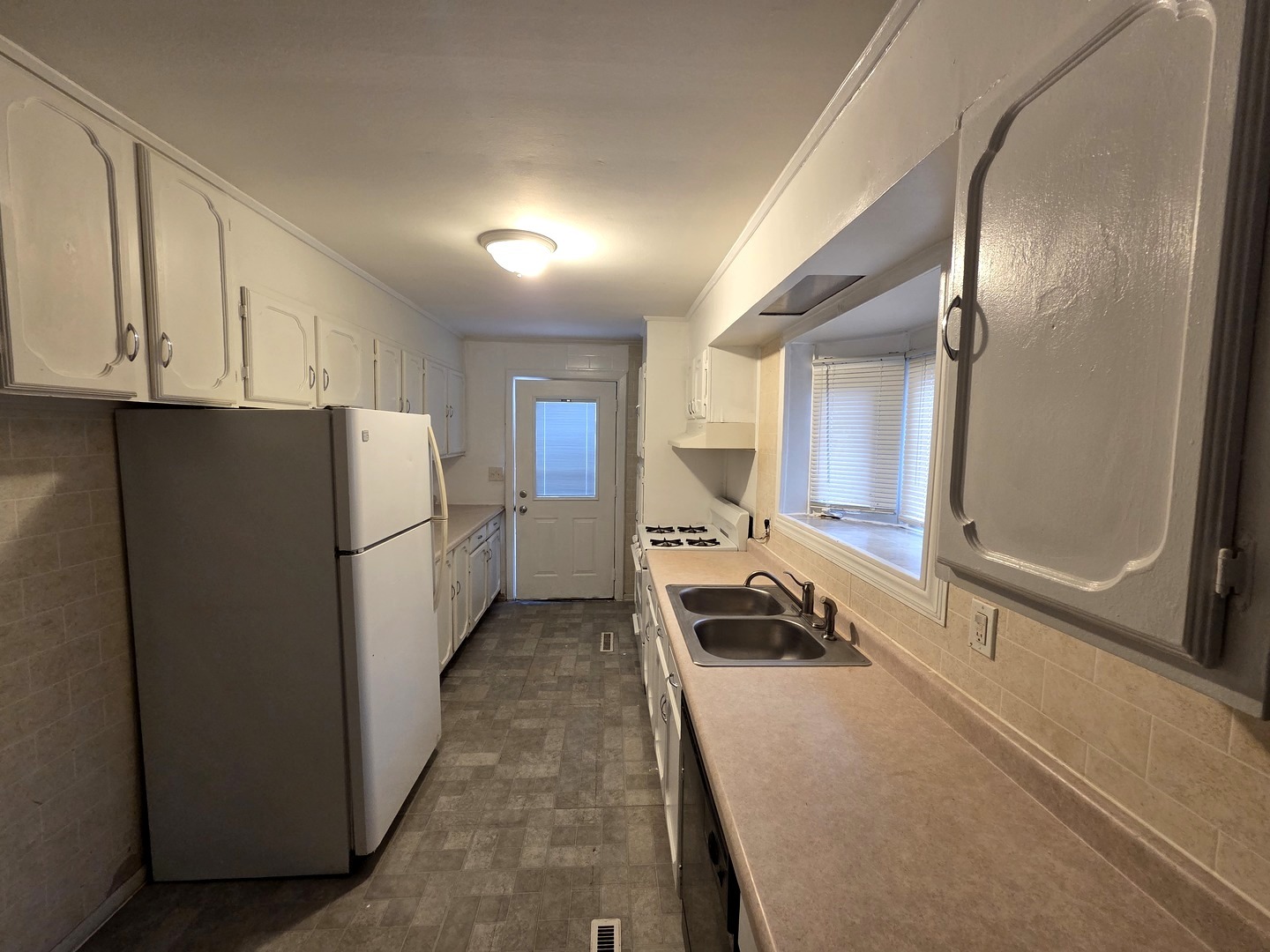 28 Hickory Drive, Carpentersville, IL 60110