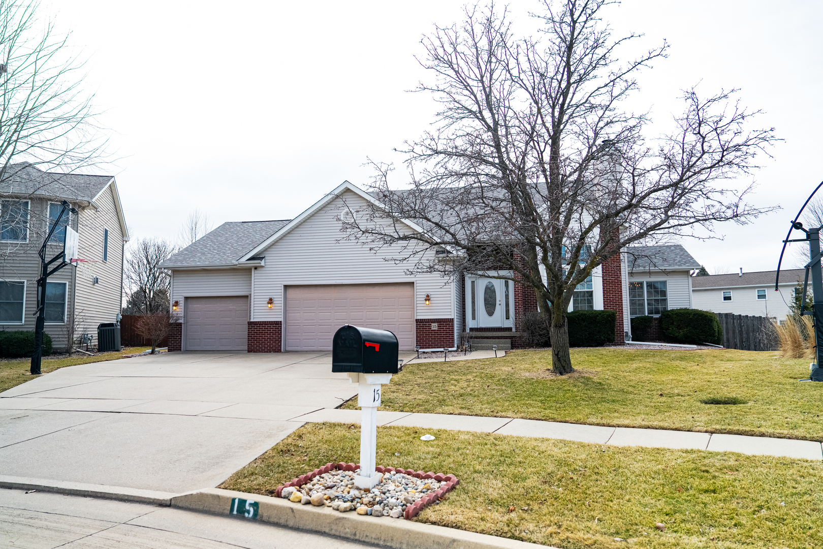 15 Greythorne Circle, Bloomington, IL 61704