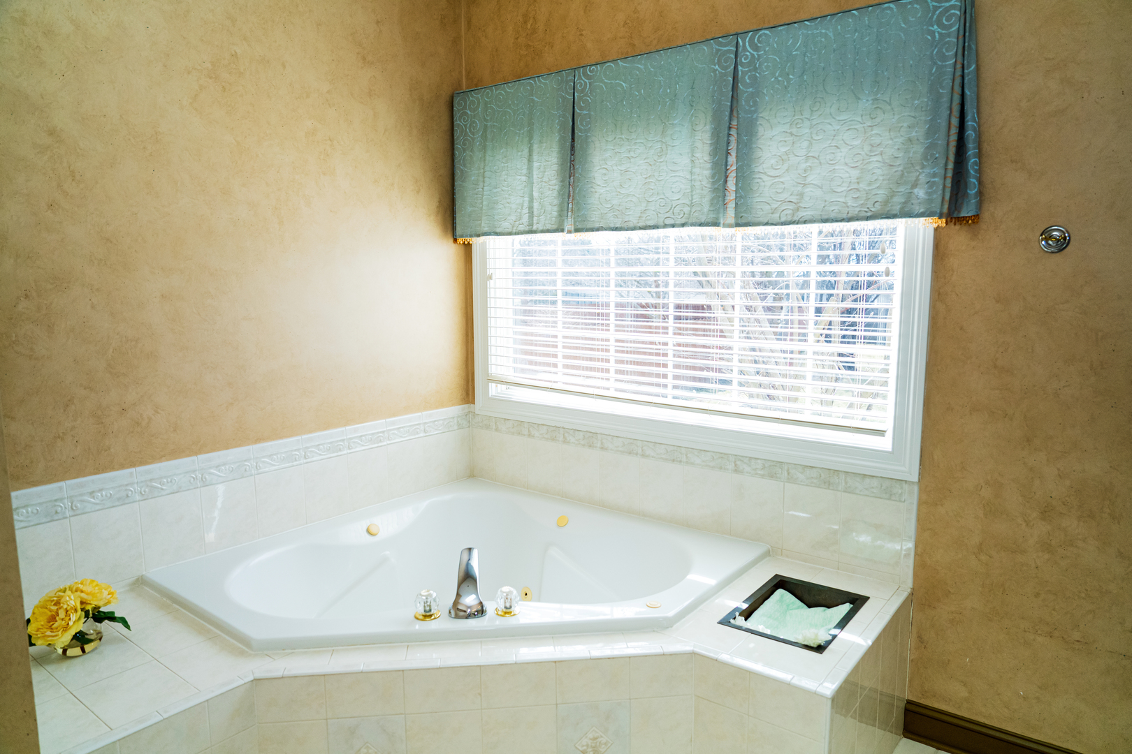 15 Greythorne Circle, Bloomington, IL 61704