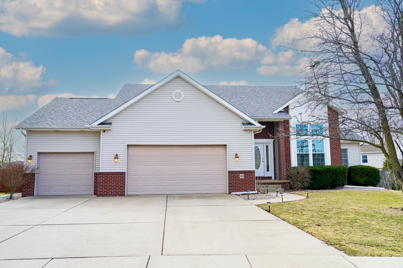 15 Greythorne Circle, Bloomington, IL 61704