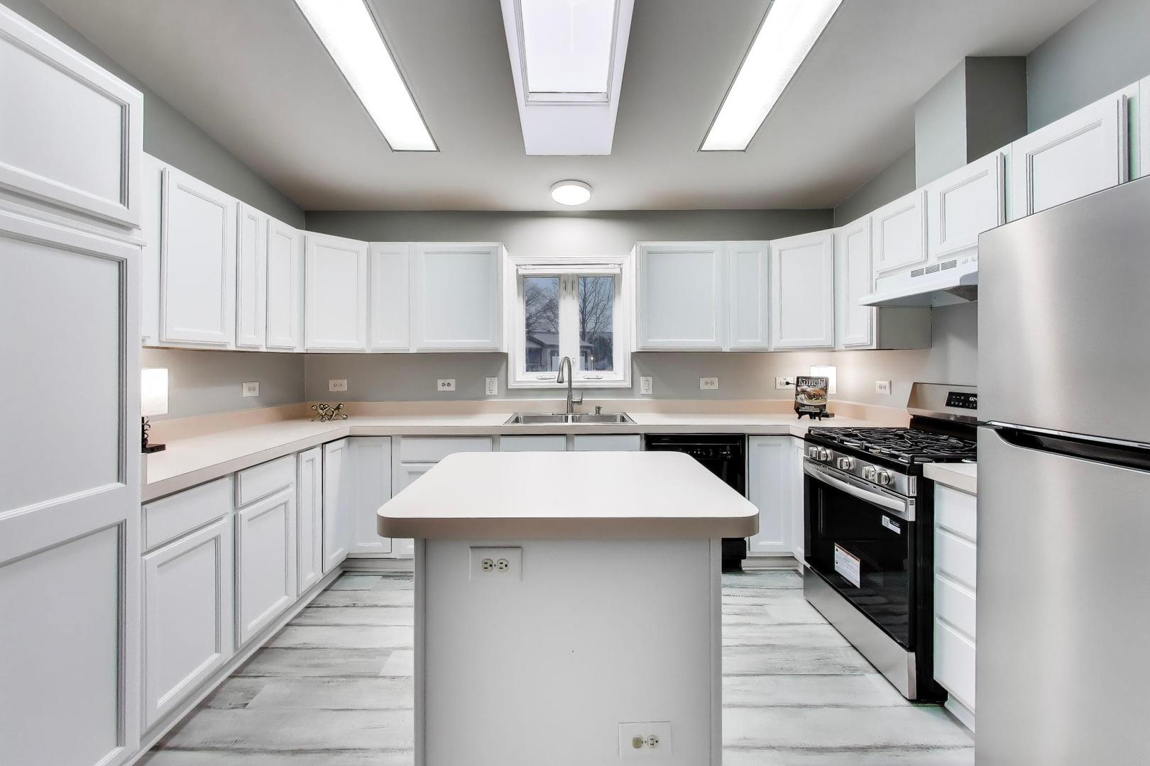 910 Shetland Court, Grayslake, IL 60030