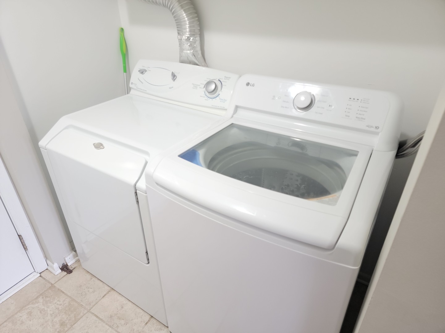 547 EAST Avenue, Streamwood, IL 60107