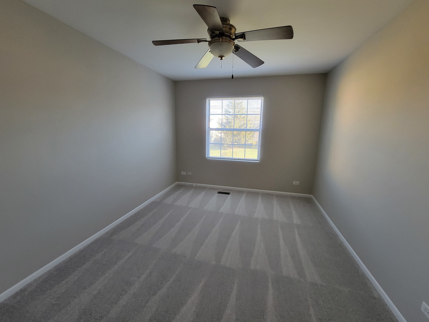 547 EAST Avenue, Streamwood, IL 60107