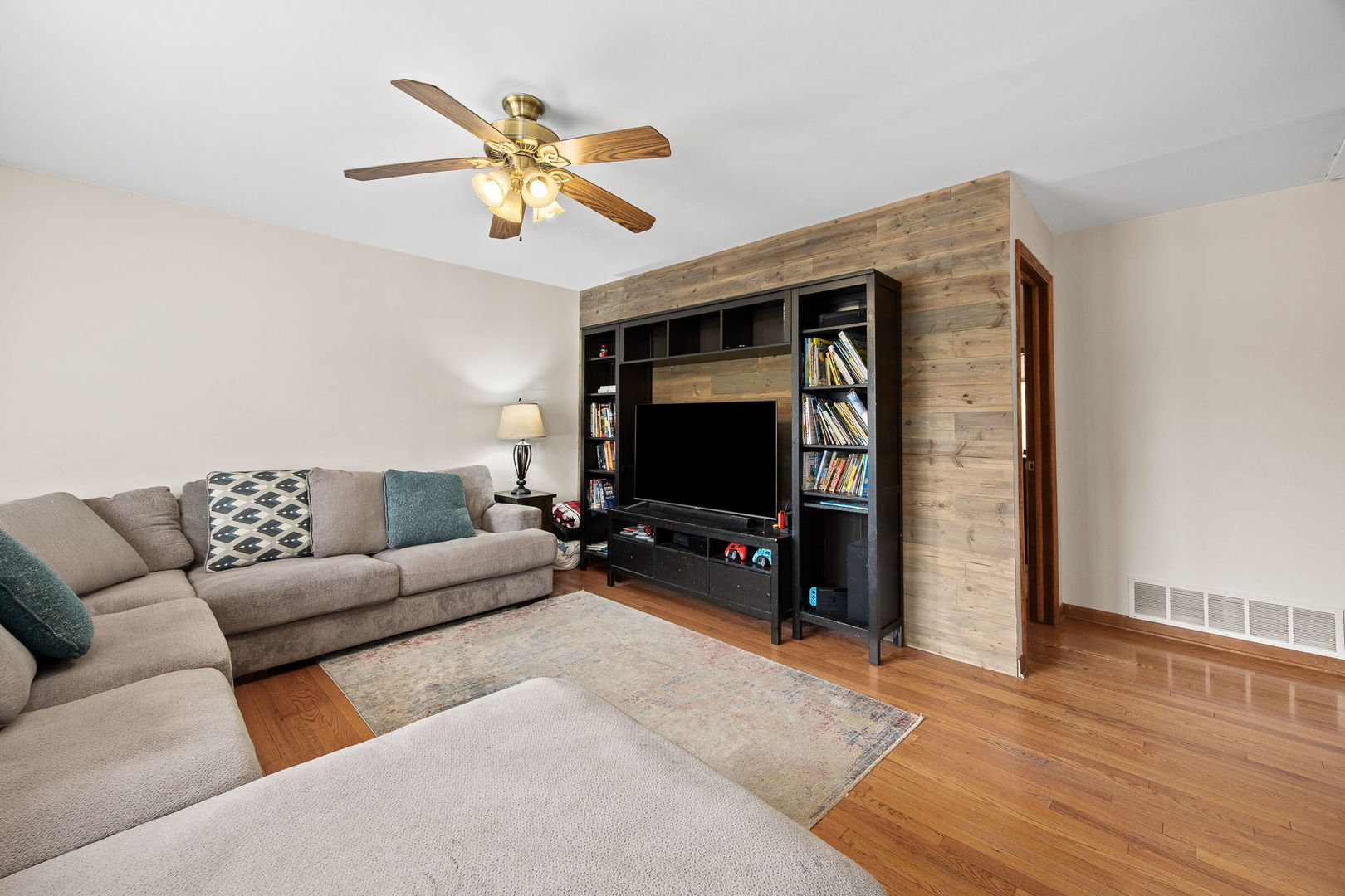 5960 Pershing Avenue, Downers Grove, IL 60516