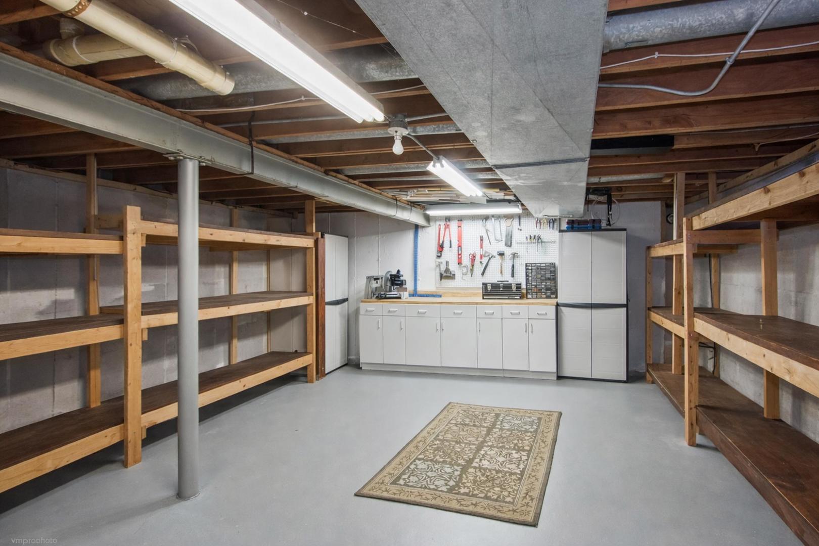 913 Warwick Lane, Libertyville, IL 60048