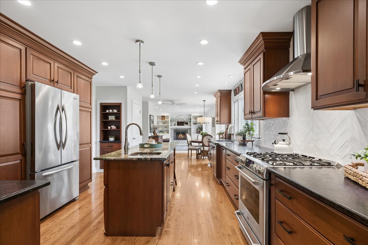 334 E Winchester Road, Libertyville, IL 60048