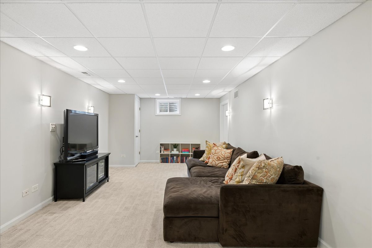 334 E Winchester Road, Libertyville, IL 60048