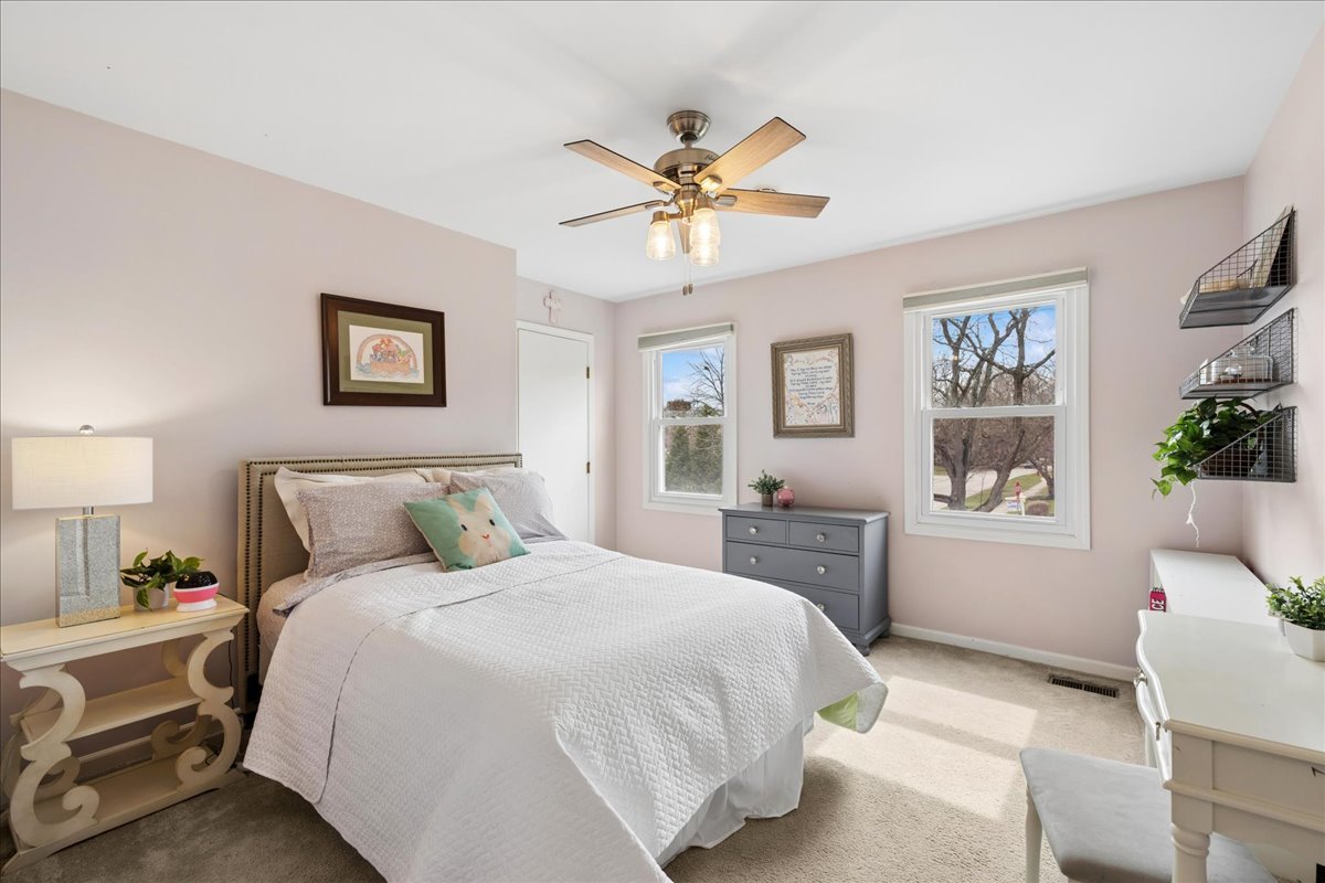 334 E Winchester Road, Libertyville, IL 60048