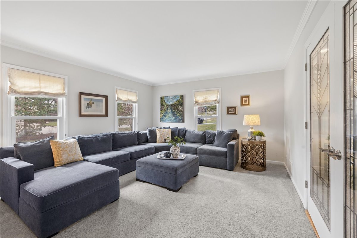 334 E Winchester Road, Libertyville, IL 60048