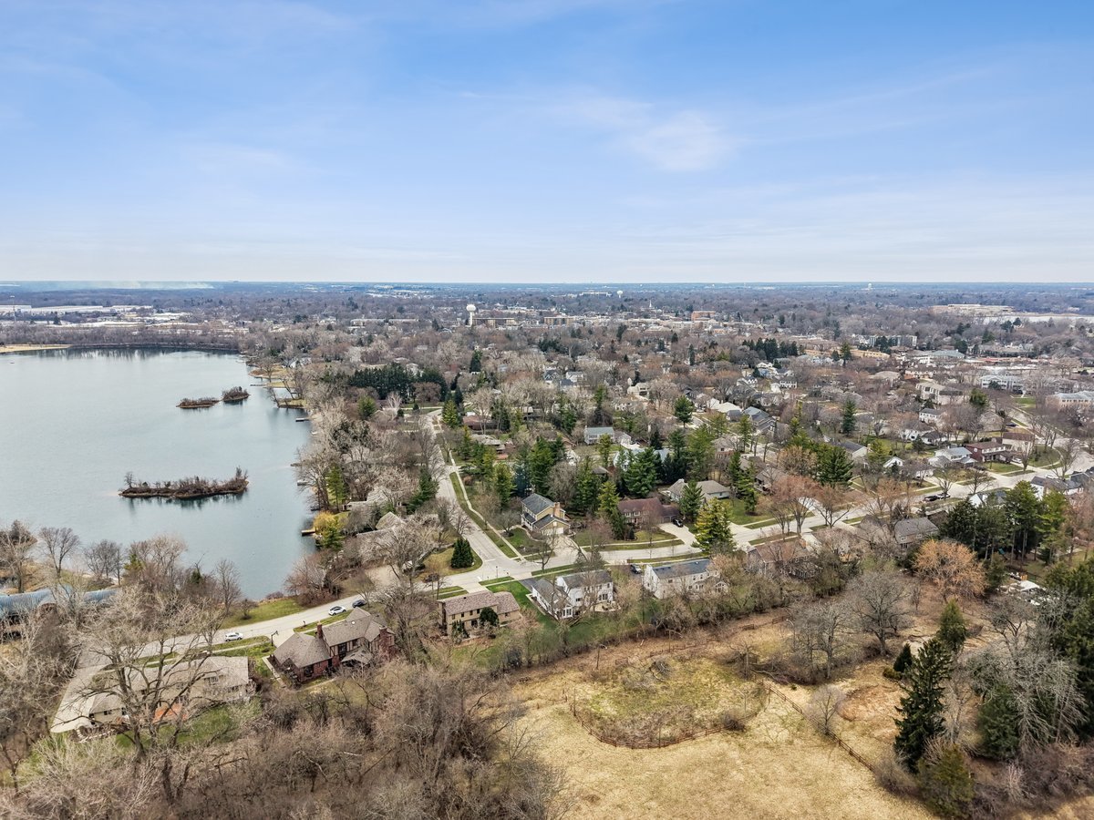 334 E Winchester Road, Libertyville, IL 60048