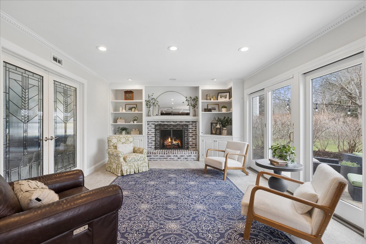 334 E Winchester Road, Libertyville, IL 60048