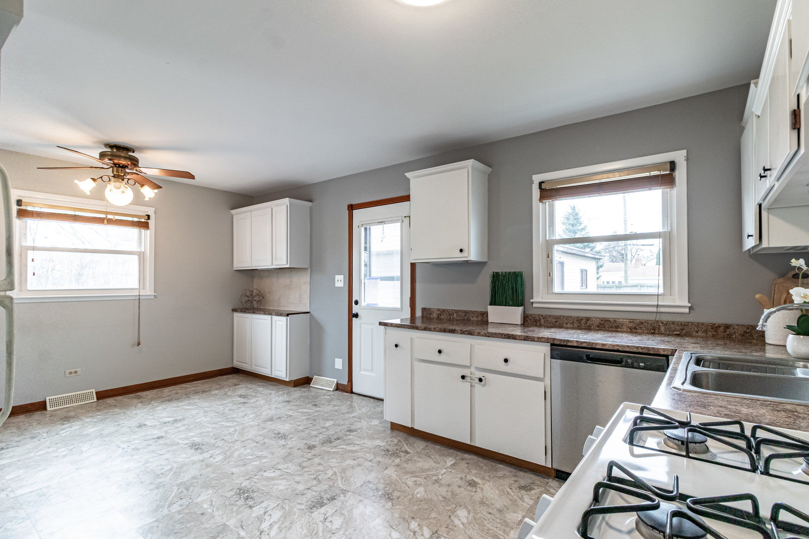 325 N Emerald Avenue, Mundelein, IL 60060