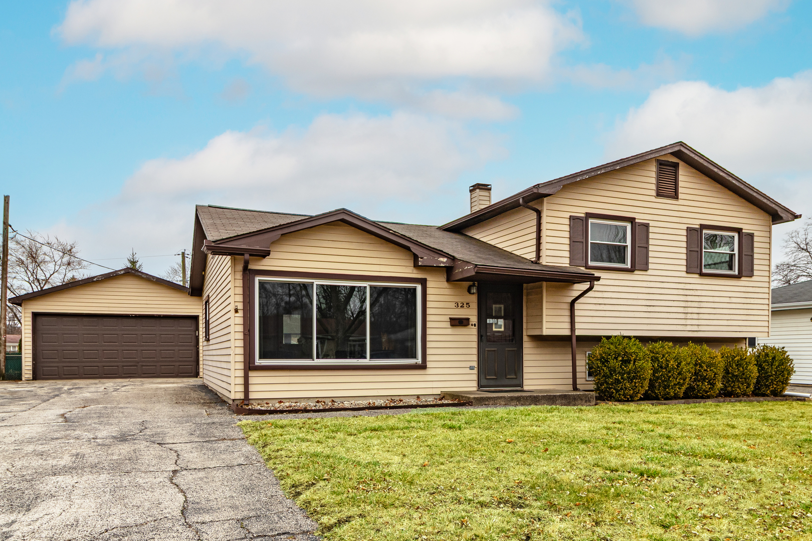 325 N Emerald Avenue, Mundelein, IL 60060