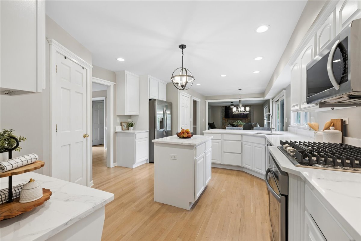 1430 Allyson Court, Libertyville, IL 60048