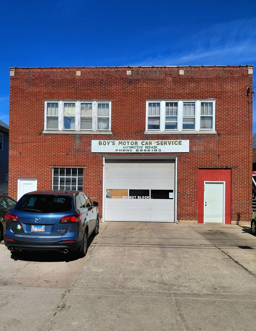 939 W Galena Boulevard, Aurora, IL 60506