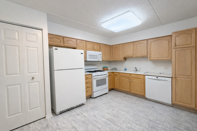 7081 W Touhy Avenue #410, Niles, IL 60714