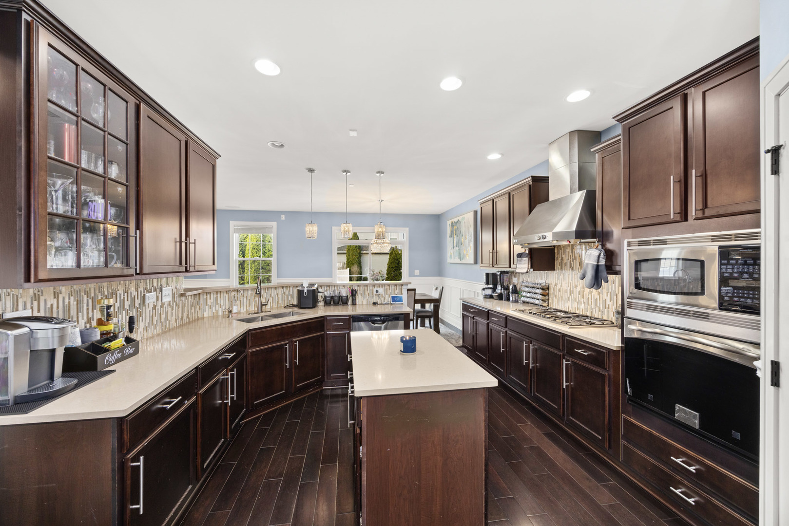 890 Stratford Drive, North Aurora, IL 60542