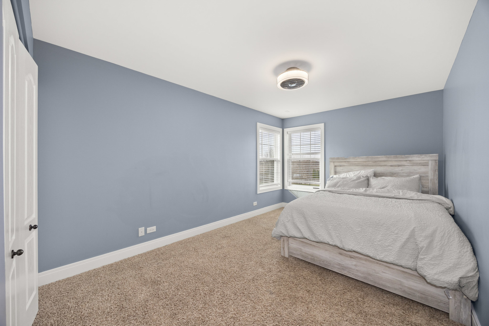 890 Stratford Drive, North Aurora, IL 60542