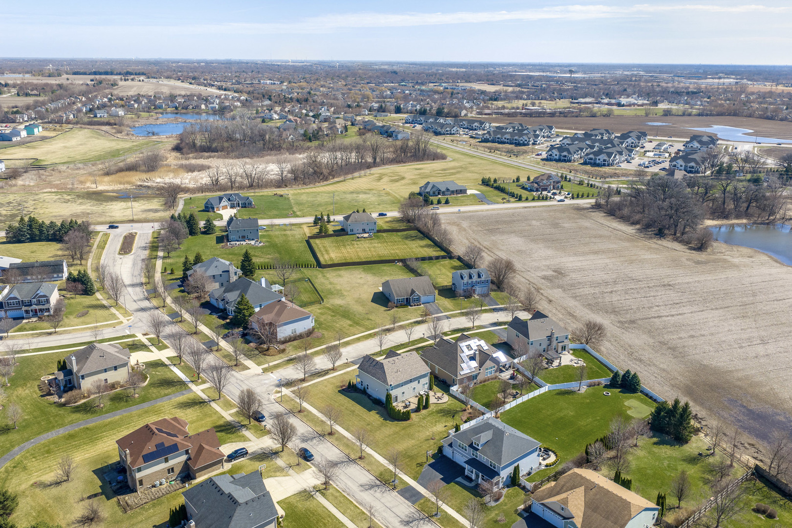 890 Stratford Drive, North Aurora, IL 60542