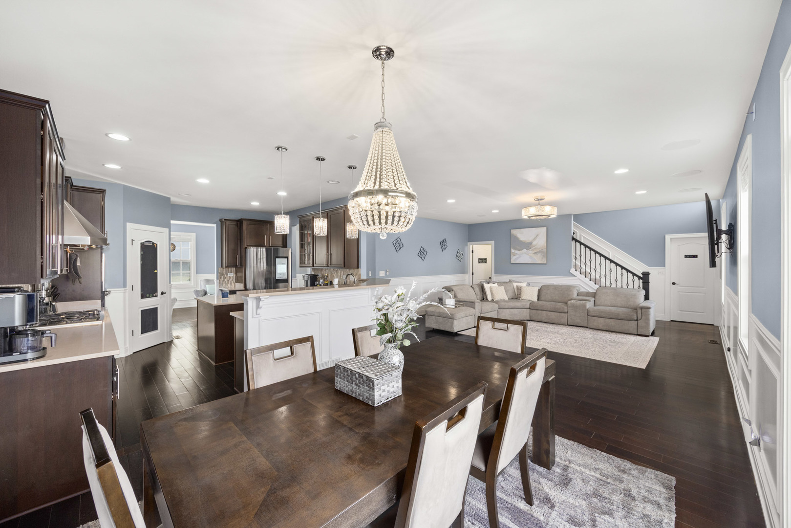 890 Stratford Drive, North Aurora, IL 60542