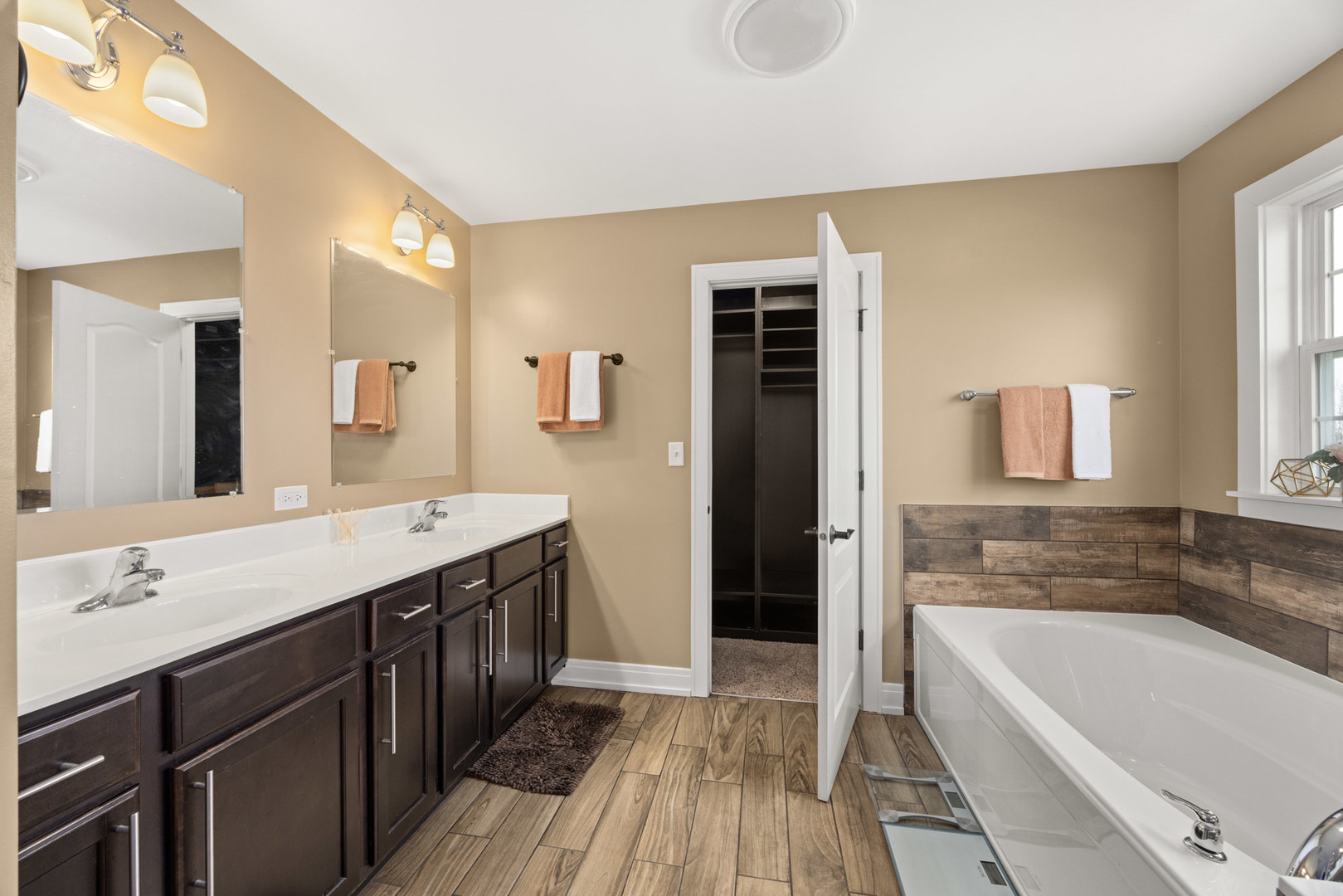 890 Stratford Drive, North Aurora, IL 60542