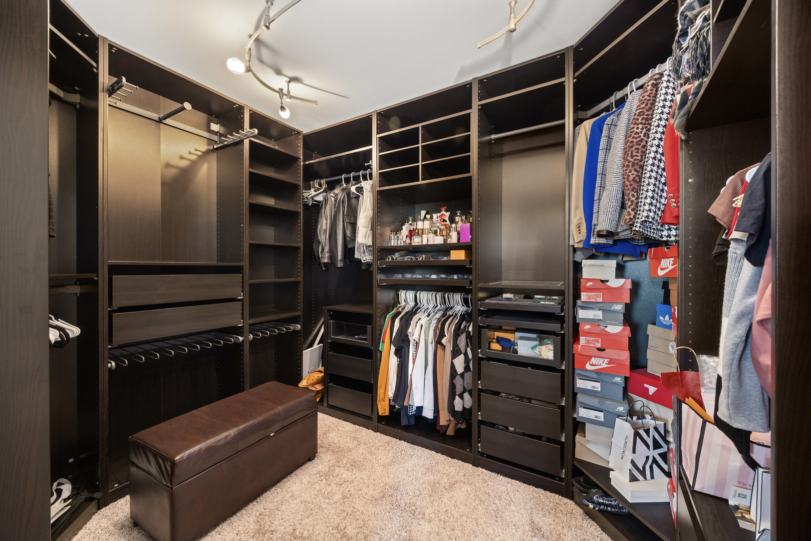 890 Stratford Drive, North Aurora, IL 60542