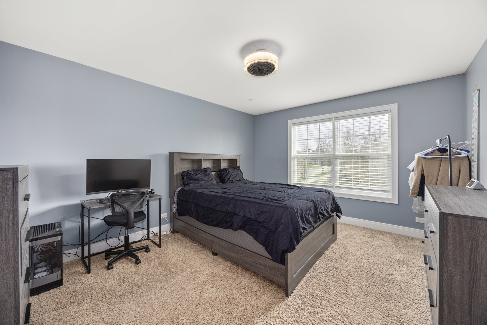 890 Stratford Drive, North Aurora, IL 60542