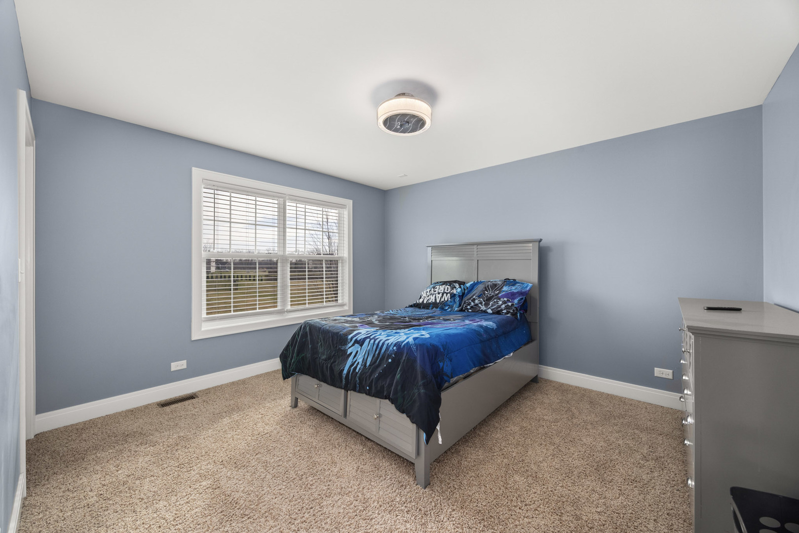 890 Stratford Drive, North Aurora, IL 60542