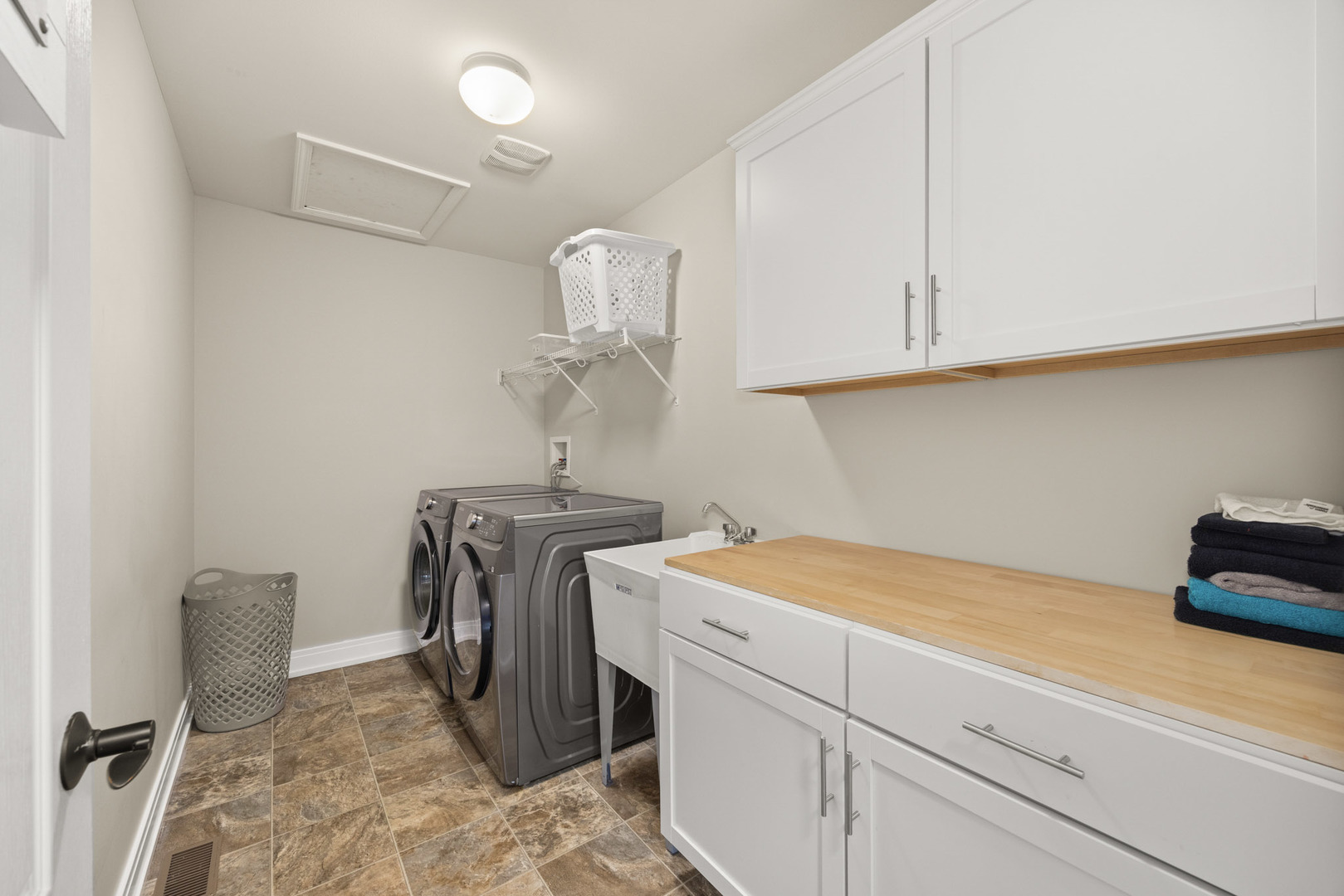 890 Stratford Drive, North Aurora, IL 60542