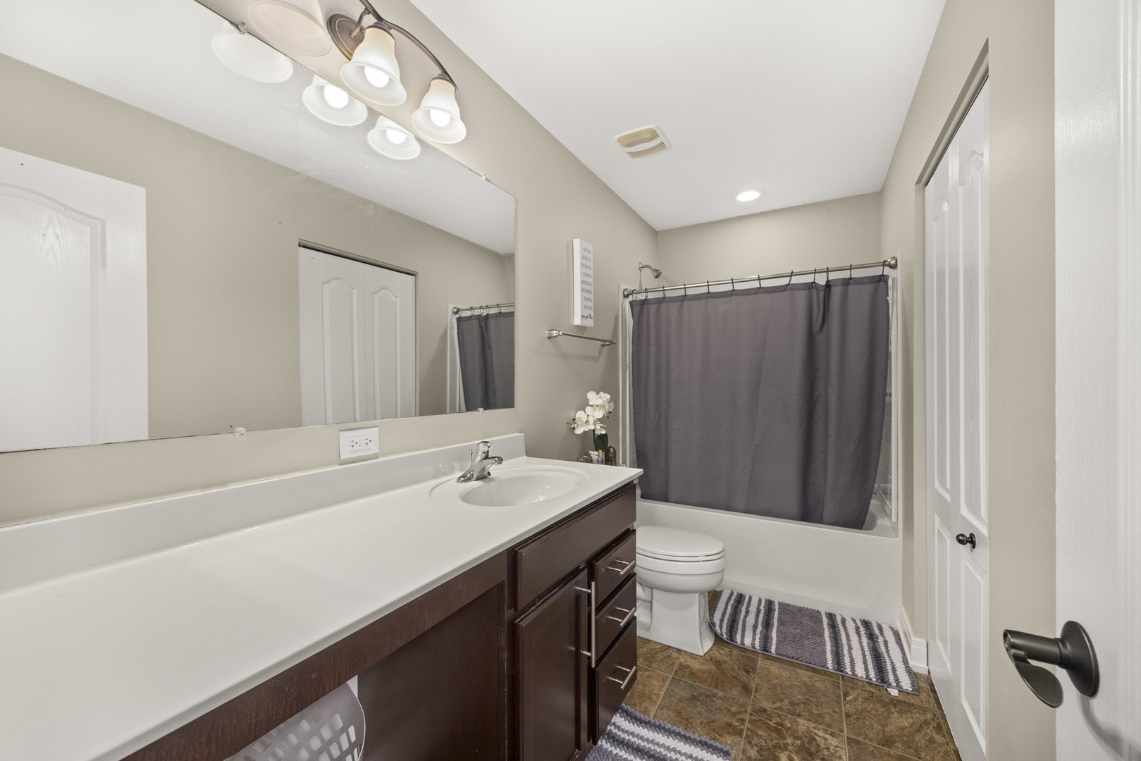 890 Stratford Drive, North Aurora, IL 60542