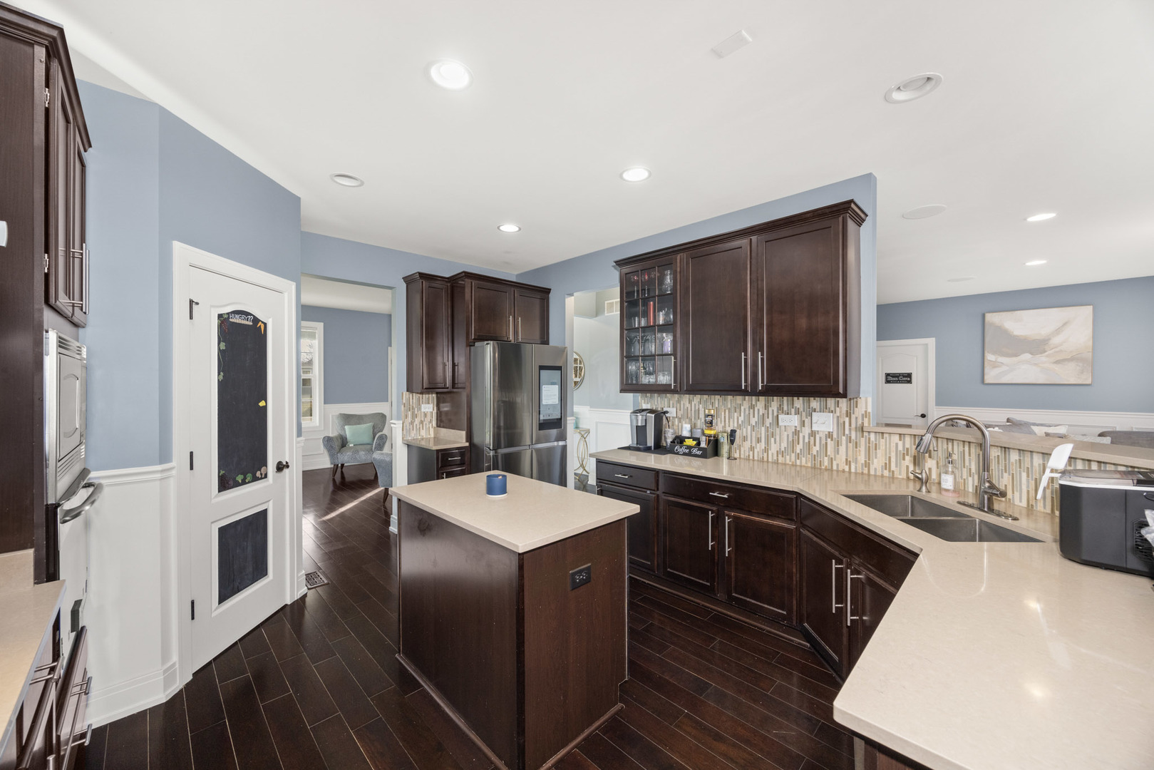 890 Stratford Drive, North Aurora, IL 60542