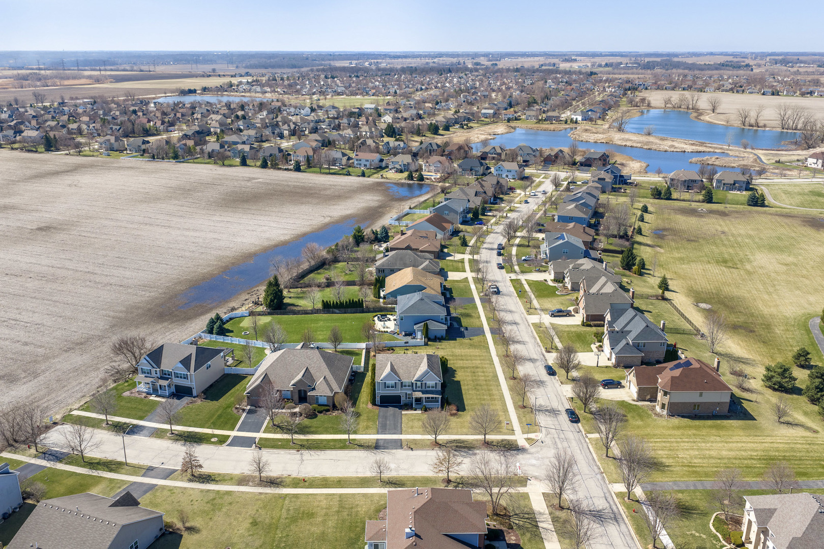 890 Stratford Drive, North Aurora, IL 60542