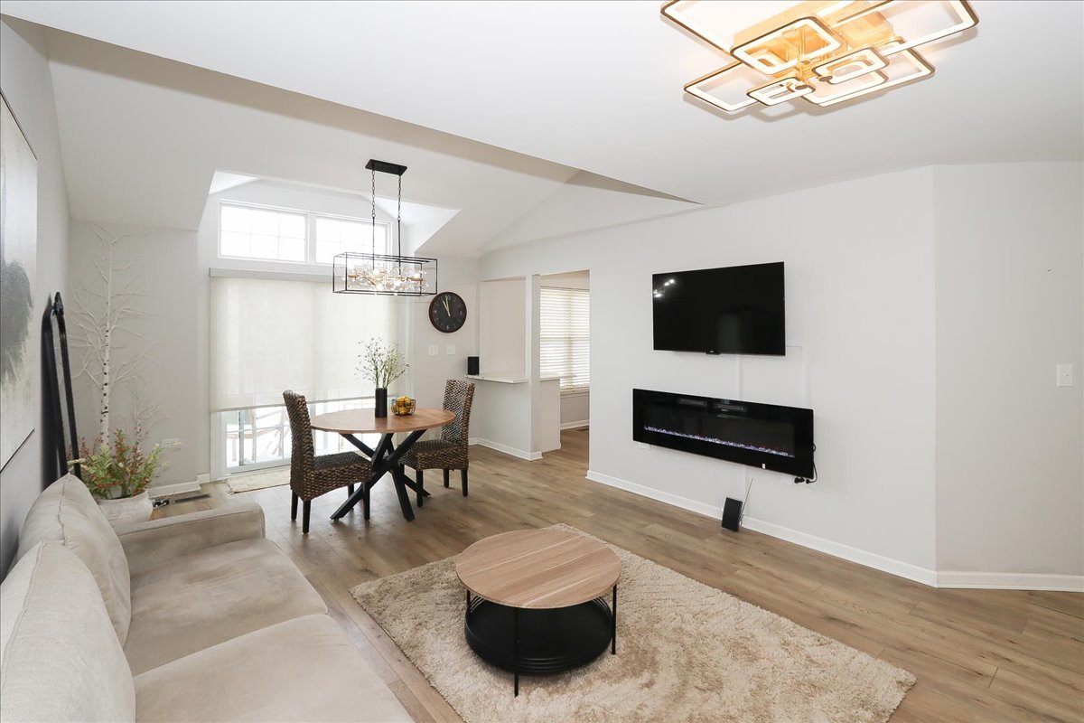 1719 Autumn Avenue #B, Schaumburg, IL 60193