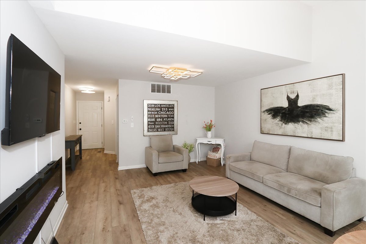 1719 Autumn Avenue #B, Schaumburg, IL 60193