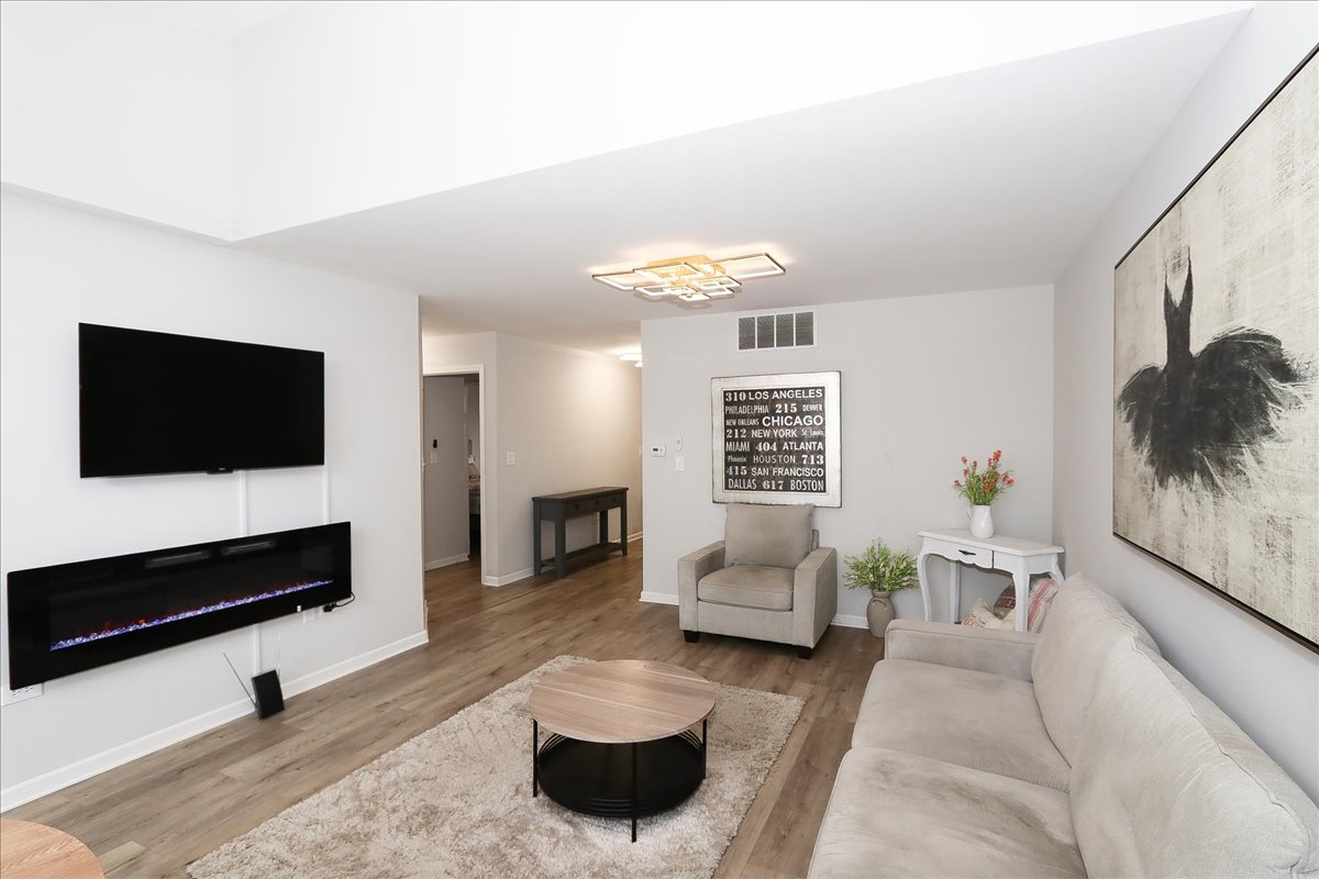 1719 Autumn Avenue #B, Schaumburg, IL 60193