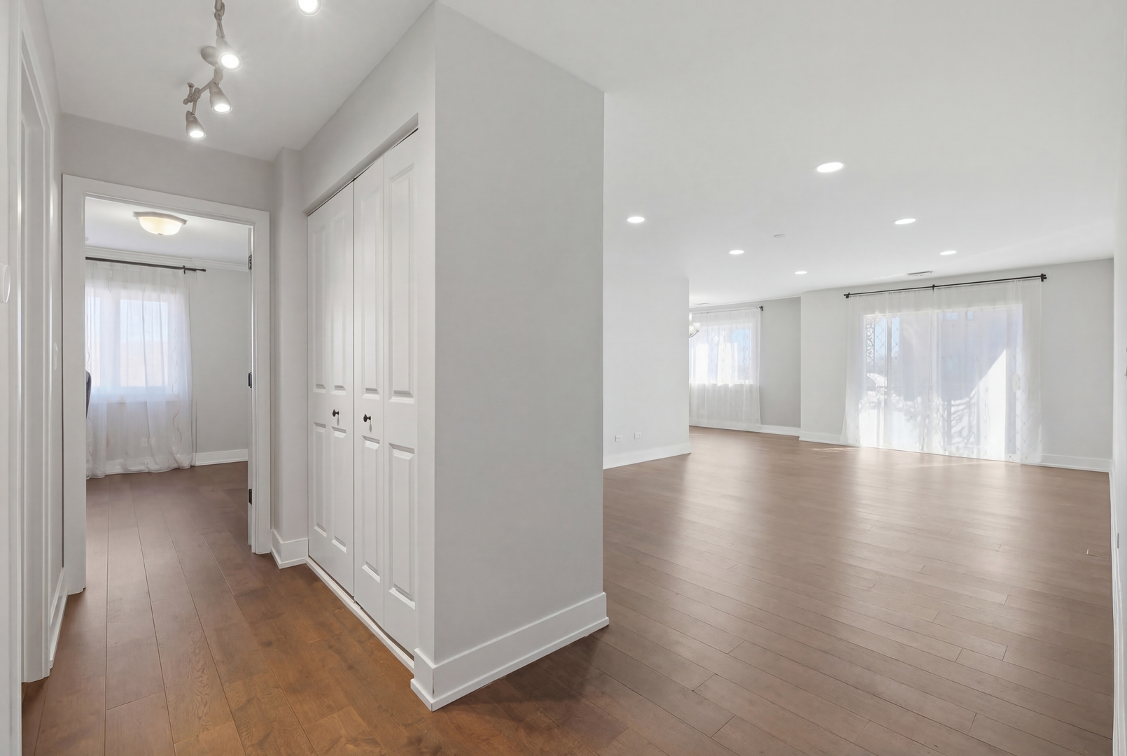 9332 Landings Lane #404, Des Plaines, IL 60016