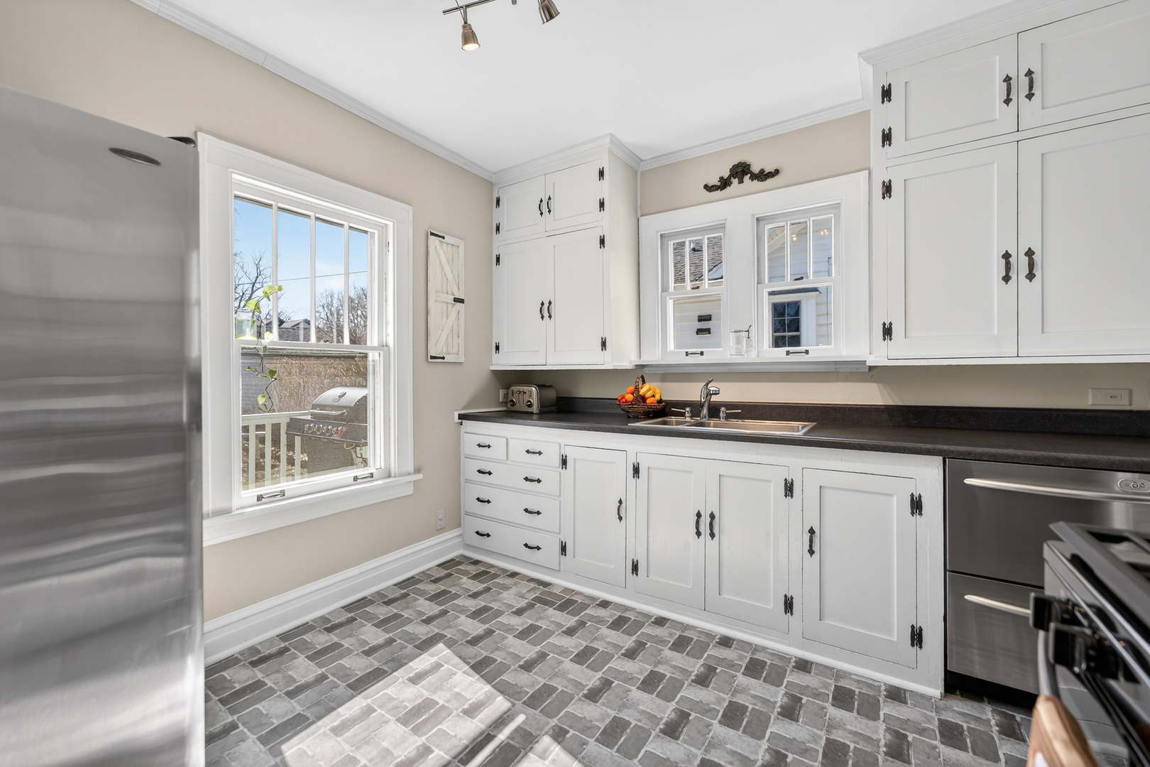 323 Hawthorne Boulevard, Glen Ellyn, IL 60137