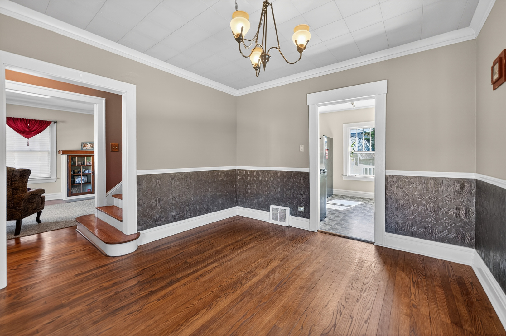 323 Hawthorne Boulevard, Glen Ellyn, IL 60137