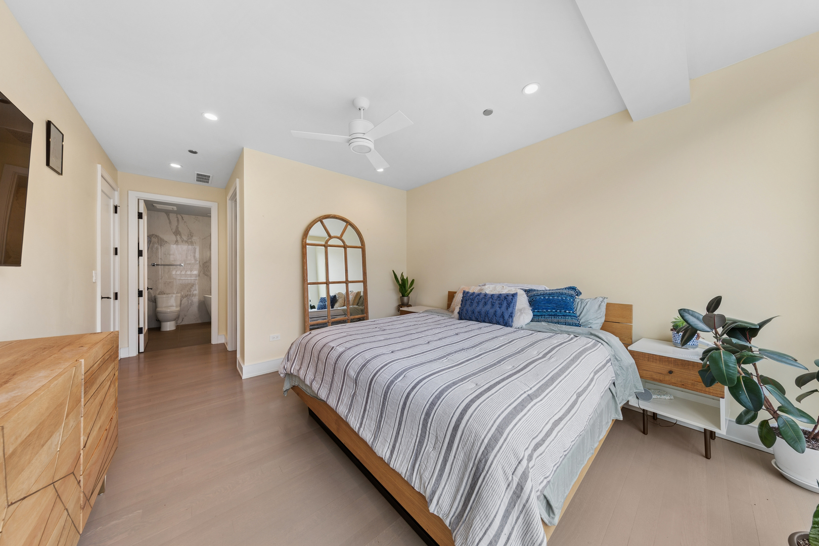 2643 N HERMITAGE Avenue #202, Chicago, IL 60614