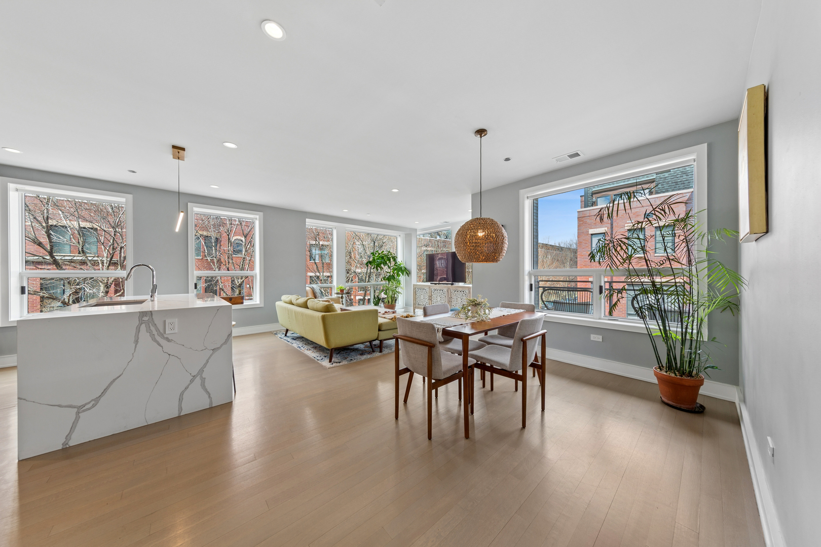 2643 N HERMITAGE Avenue #202, Chicago, IL 60614