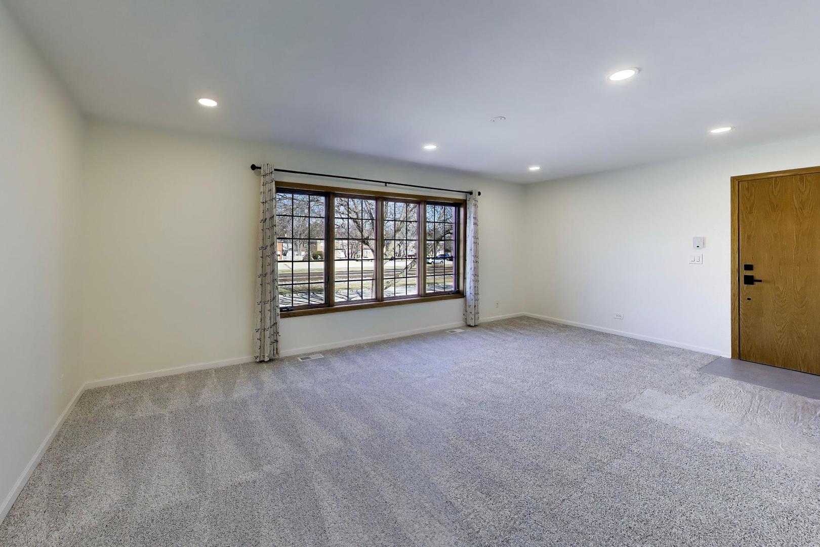 1209 E Davis Street #2, Arlington Heights, IL 60005