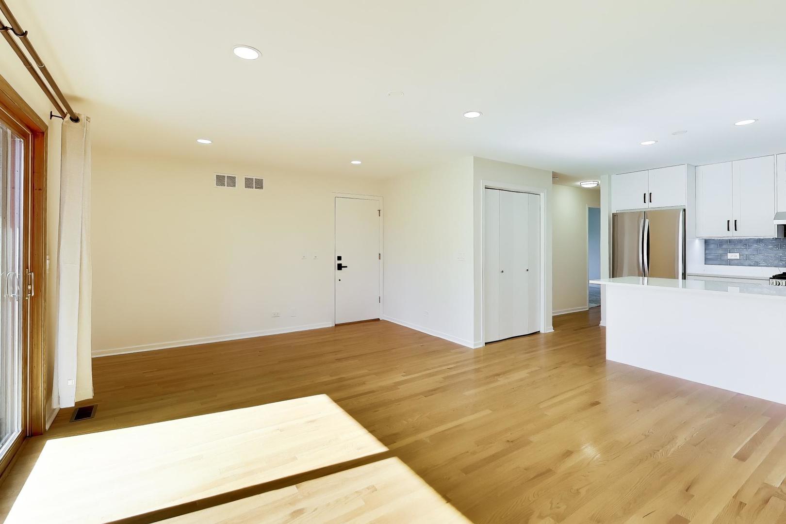 1209 E Davis Street #2, Arlington Heights, IL 60005