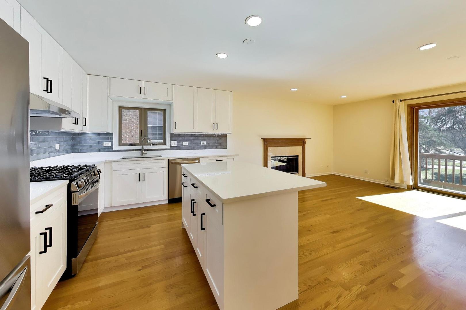 1209 E Davis Street #2, Arlington Heights, IL 60005