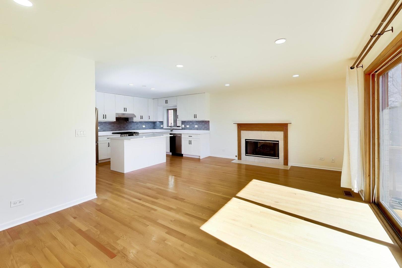 1209 E Davis Street #2, Arlington Heights, IL 60005