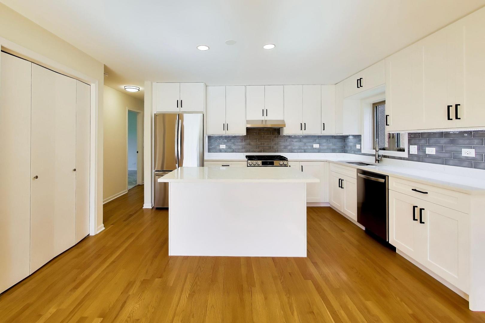 1209 E Davis Street #2, Arlington Heights, IL 60005